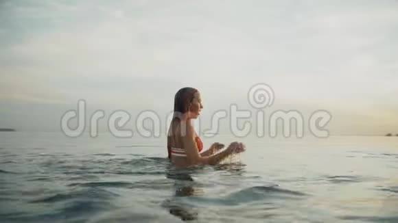 有身材的漂亮女人正在河上游泳视频的预览图