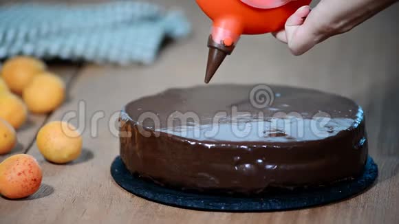 巧克力蛋糕Sacher在木桌上视频的预览图