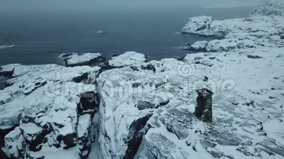 古老的灯塔海岸巴伦支海科拉半岛北冰洋冬季景观视频的预览图