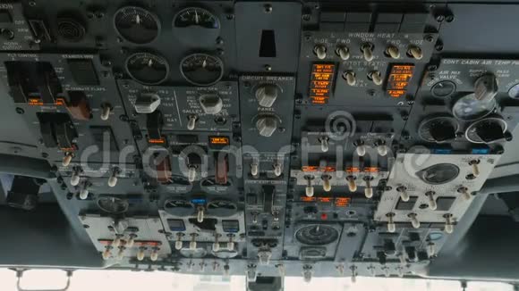 飞行员按下飞机面板上的按钮视频的预览图