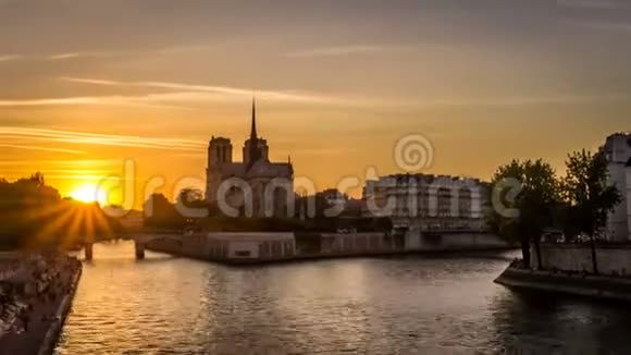 日落时分巴黎的小船随着时间的推移巴黎圣母院的背景和人们在码头上休息从视频的预览图