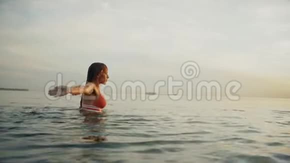 有身材的漂亮女人正在河上游泳视频的预览图