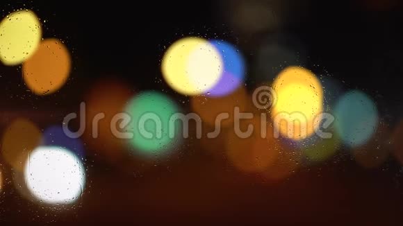 夜雨城市的抽象模糊背景视频的预览图