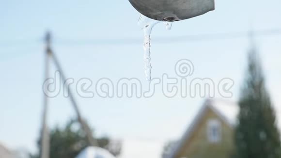 水从屋顶上的冰柱流出来春天的时候视频的预览图