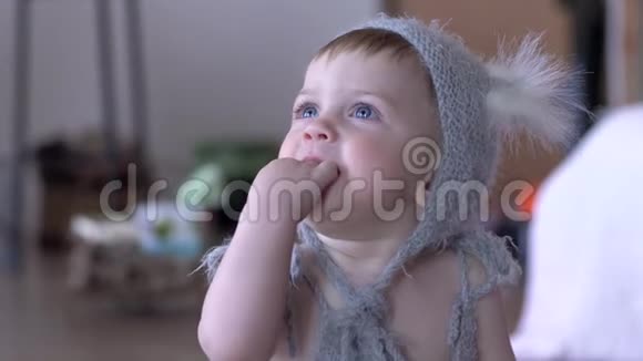 坏习惯宝宝在室内把手指伸进嘴里视频的预览图