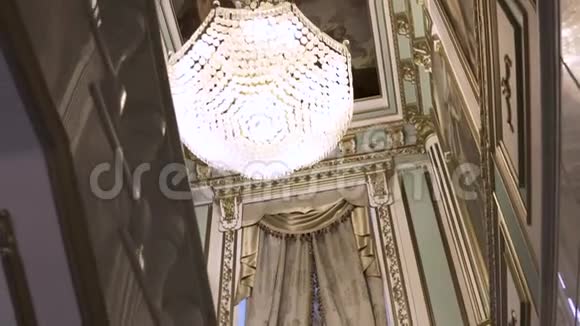 宫殿内装饰的天花板上悬挂着精美的水晶吊灯艺术历史装饰理念视频的预览图