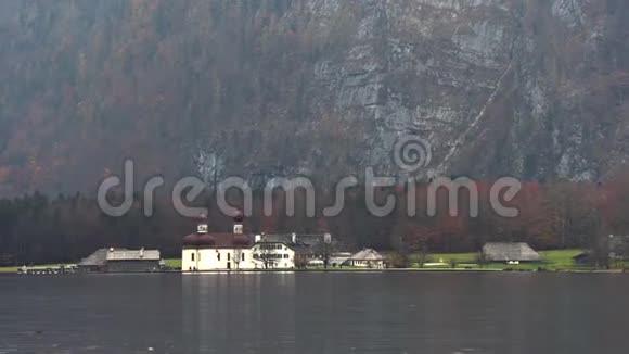 教堂坐落在巴伐利亚山脉的湖边视频的预览图