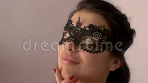 女人戴花边面具的脸视频的预览图