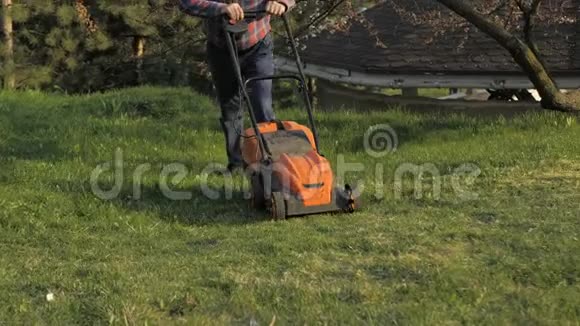 成年男子电动割草机割草机园丁修剪花园视频的预览图