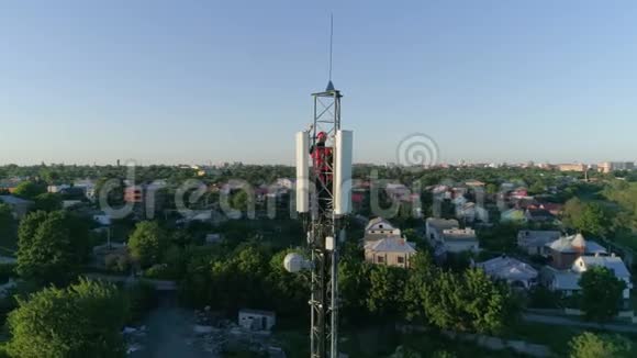 顶蜂窝天线上的技术工人竖起大拇指空中拍摄电信塔视频的预览图