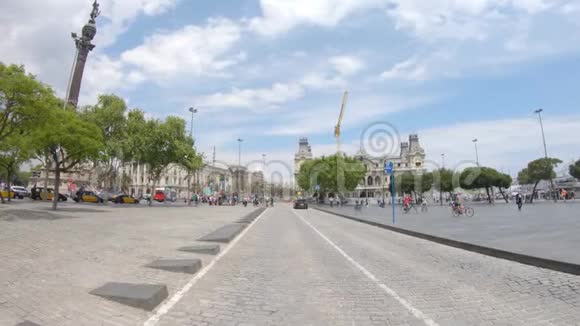 巴塞隆纳港和帕乌门广场的景观和平之门在西班牙巴塞罗那视频的预览图