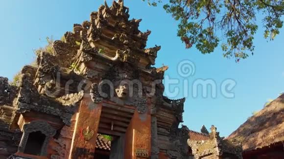 在巴厘岛Ubud村的PuriSaren皇家宫殿内Stadicam拍摄了冬青门旅费视频的预览图