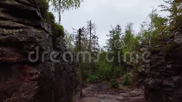 夏天在俄罗斯乌拉尔的石城飞行自然景点鸟瞰图视频的预览图