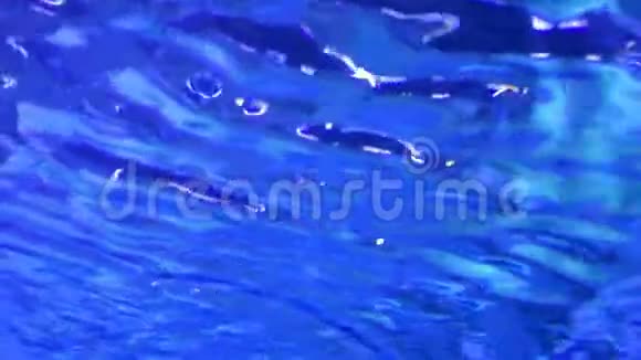 抽象水面背景靠近海水表面视频的预览图