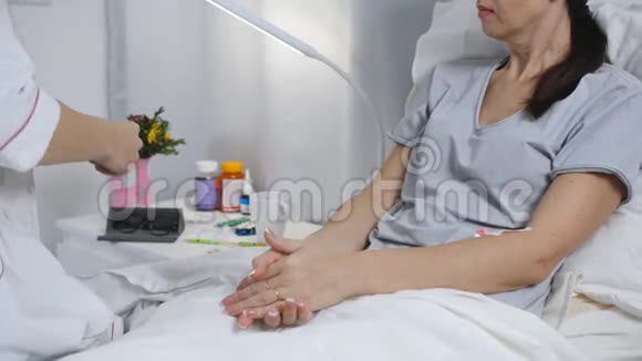 医生审问躺在医院病房床上的病人医生测量病人的体温视频的预览图