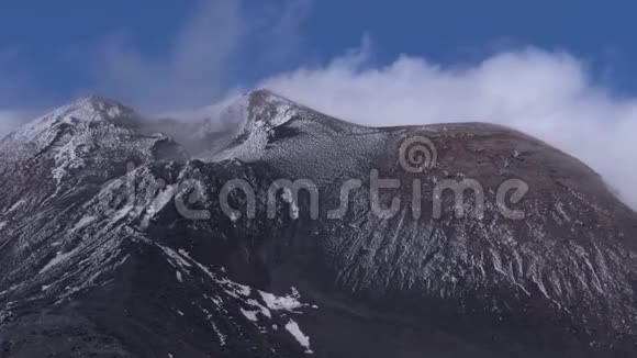 埃特纳火山的顶部火山口上方冒出白烟意大利西西里视频的预览图