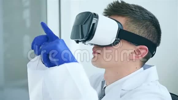 虚拟现实眼镜医生视频的预览图