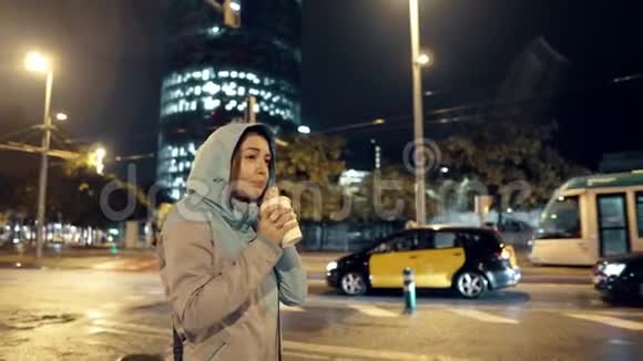 在夜城里一个拿着外卖咖啡的女孩视频的预览图