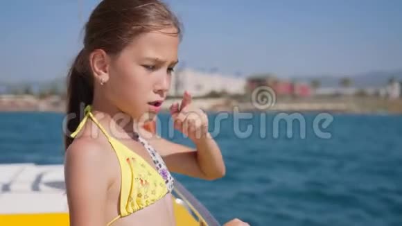 在公海的船上快乐的小女孩视频的预览图