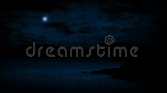 月光下的海岸岩石视频的预览图