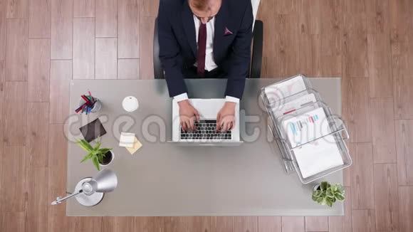 穿西装的商人在笔记本电脑上打字的最佳视角视频的预览图