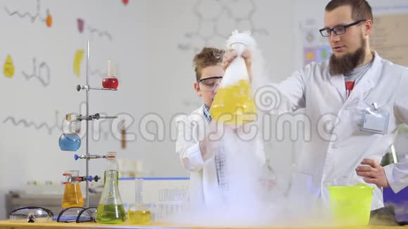 两名实验室助理负责黄色蒸汽液体视频的预览图