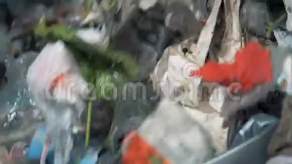 生活垃圾在分拣机中旋转塑料垃圾被分类以便将来在工厂回收视频的预览图