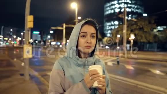 在夜城里一个拿着外卖咖啡的女孩视频的预览图