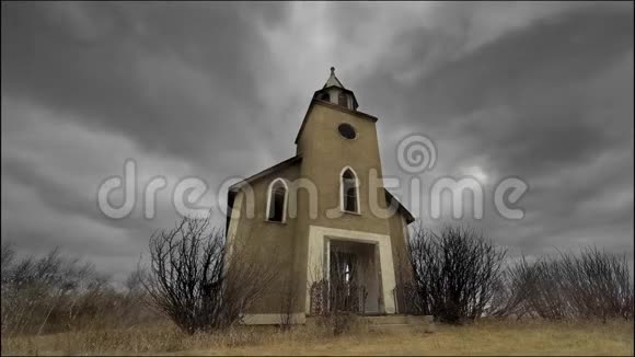 在一个废弃的教堂里暴风雨的乌云消失了视频的预览图