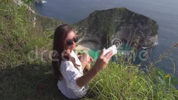 女人在努沙佩尼达岛上自拍和展示拇指印度尼西亚视频的预览图