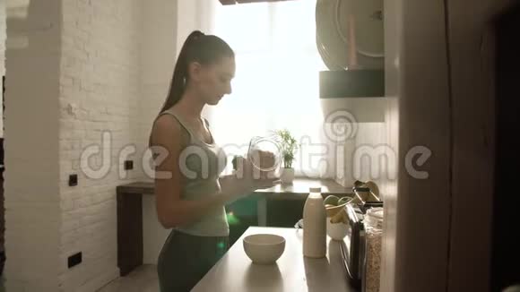 女士用牛奶煮薄片作为早餐视频的预览图