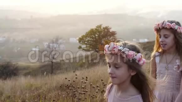 快乐可爱的女孩走在草地上背景上令人惊叹的风景视频的预览图