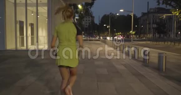 健身女性穿着跑步训练在行人通道回到下面的视图夏天的晚上或晚上工业视频的预览图