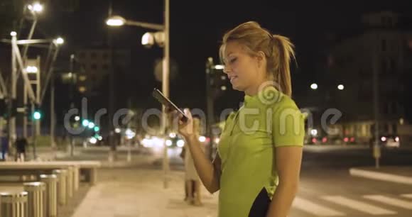 疲惫的女性在健身穿着使用智能手机后训练关闭面部视图夏天的晚上或晚上工业绿色视频的预览图