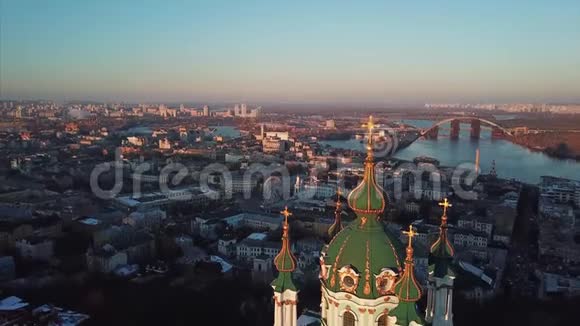 圣安德鲁教堂的空中天桥视频的预览图