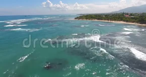 空中无人机鸟瞰视频海波和岩石绿松石水热带天堂太平洋环礁岛顶级视频的预览图