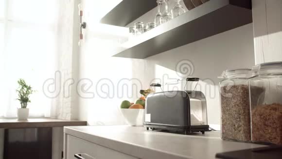 在现代化的轻型厨房里女人正在做早餐视频的预览图
