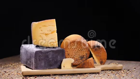 食物录像奢侈的食物概念提供奶酪餐厅食品艺术概念木板上有各种硬奶酪视频的预览图