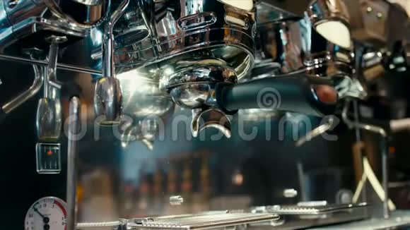 咖啡师正在舒适的咖啡厅里用专业的金属咖啡机制作咖啡视频的预览图