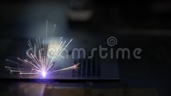 金属数控激光切割现代工业技术金属上的工业激光雕刻视频的预览图