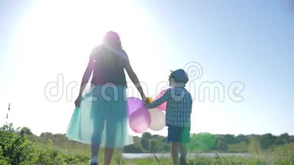 散步快乐少女和小男孩抱着气球走进帽子视频的预览图