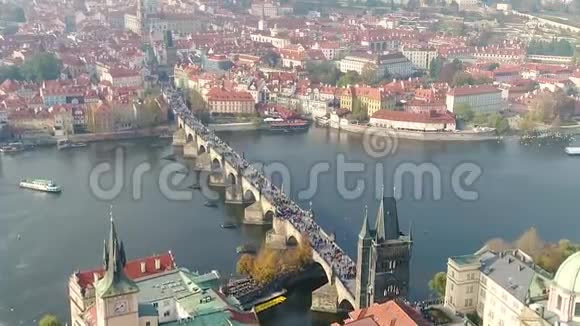 布拉格的查尔斯桥顶景历史遗产古老的欧洲城市视频的预览图