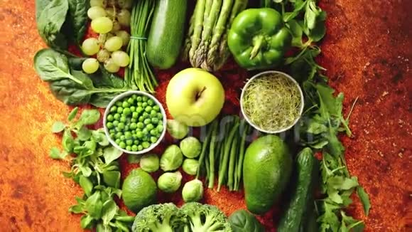 新鲜的绿色蔬菜和水果分类放在生锈的金属上视频的预览图