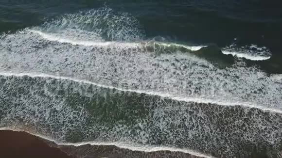 鸟瞰无人机4k波击破沙滩视频的预览图