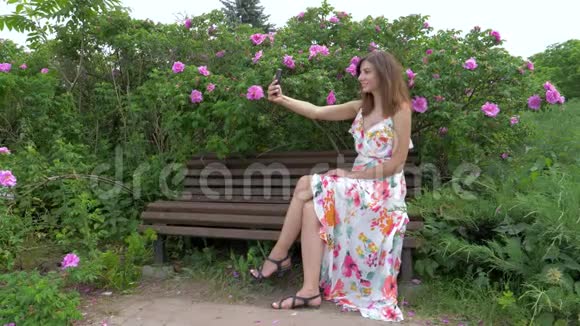 坐在长凳上摆着鲜花的年轻女子自拍视频的预览图