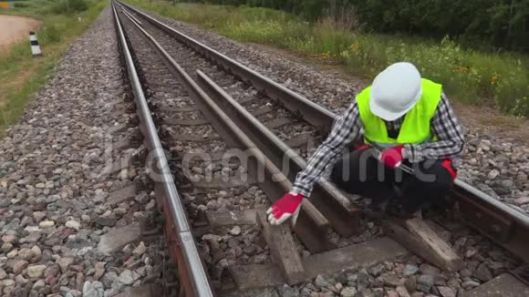 工人固定铁轨视频的预览图