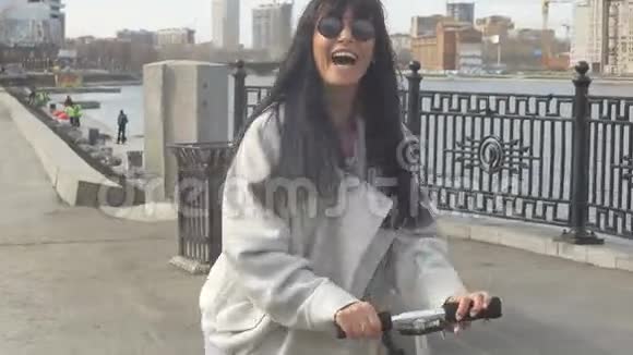 骑摩托车的时髦女孩视频的预览图