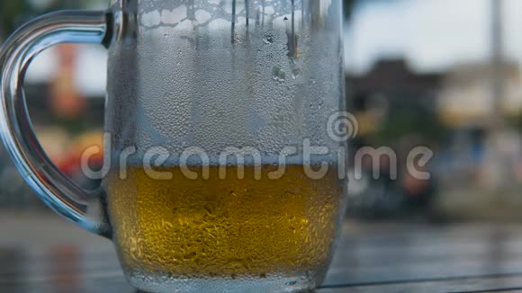 玻璃杯里的冷光啤酒视频的预览图