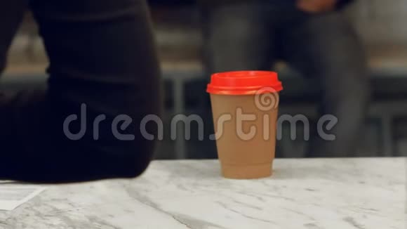带着一杯热咖啡去咖啡店的男人视频的预览图