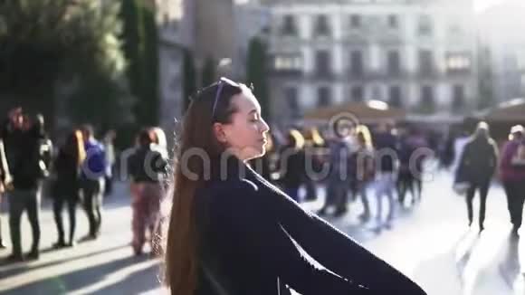时尚的商务女性穿过广场视频的预览图